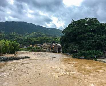 台风天注意安全台风天的暴雨洪水背景