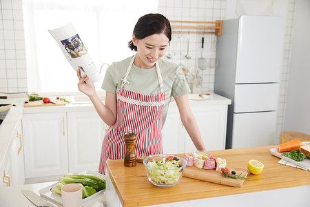 年轻女孩在厨房学做菜高清图片