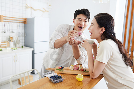 年轻情侣在厨房吃早餐高清图片