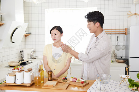 年轻情侣在厨房闹矛盾图片