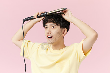 韩系男性使用卷发棒做造型图片
