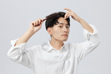 韩系帅哥用梳子打理发型高清图片