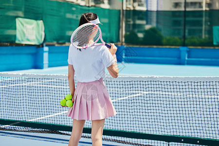 素材网阳光网球场上运动员女性背影背景