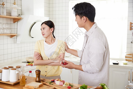 准备压力年轻情侣在厨房争吵背景
