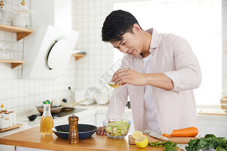 男子做饭年轻男子在厨房制作沙拉背景