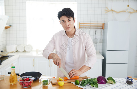 男子做饭年轻男子在厨房切菜背景