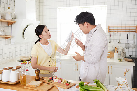 早饭时间年轻情侣在厨房因为账单而争吵背景