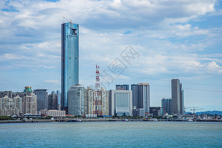 蓝天白云下的福建厦门海湾公寓商务区高清图片