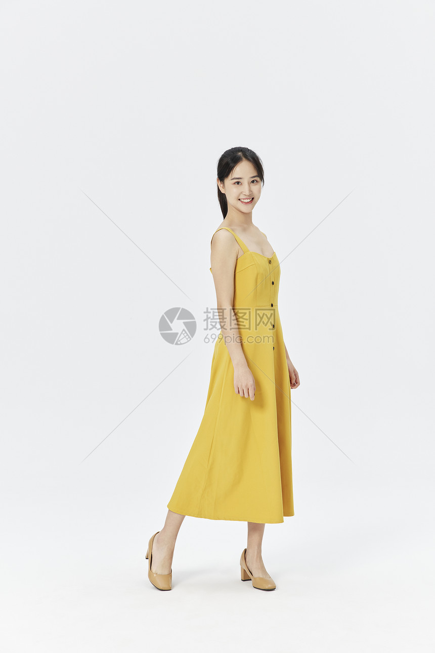穿着黄色连衣裙的美女图片