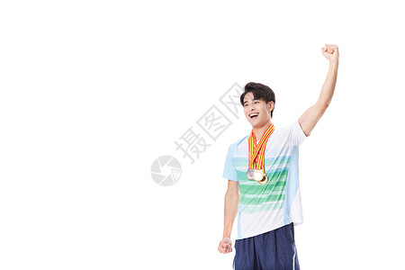 胸前挂着金牌欢呼的运动员形象图片