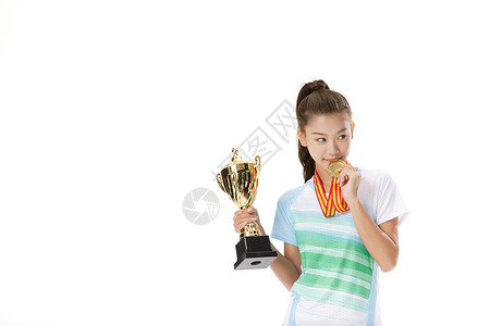 女性运动员手拿金牌和奖杯背景图片