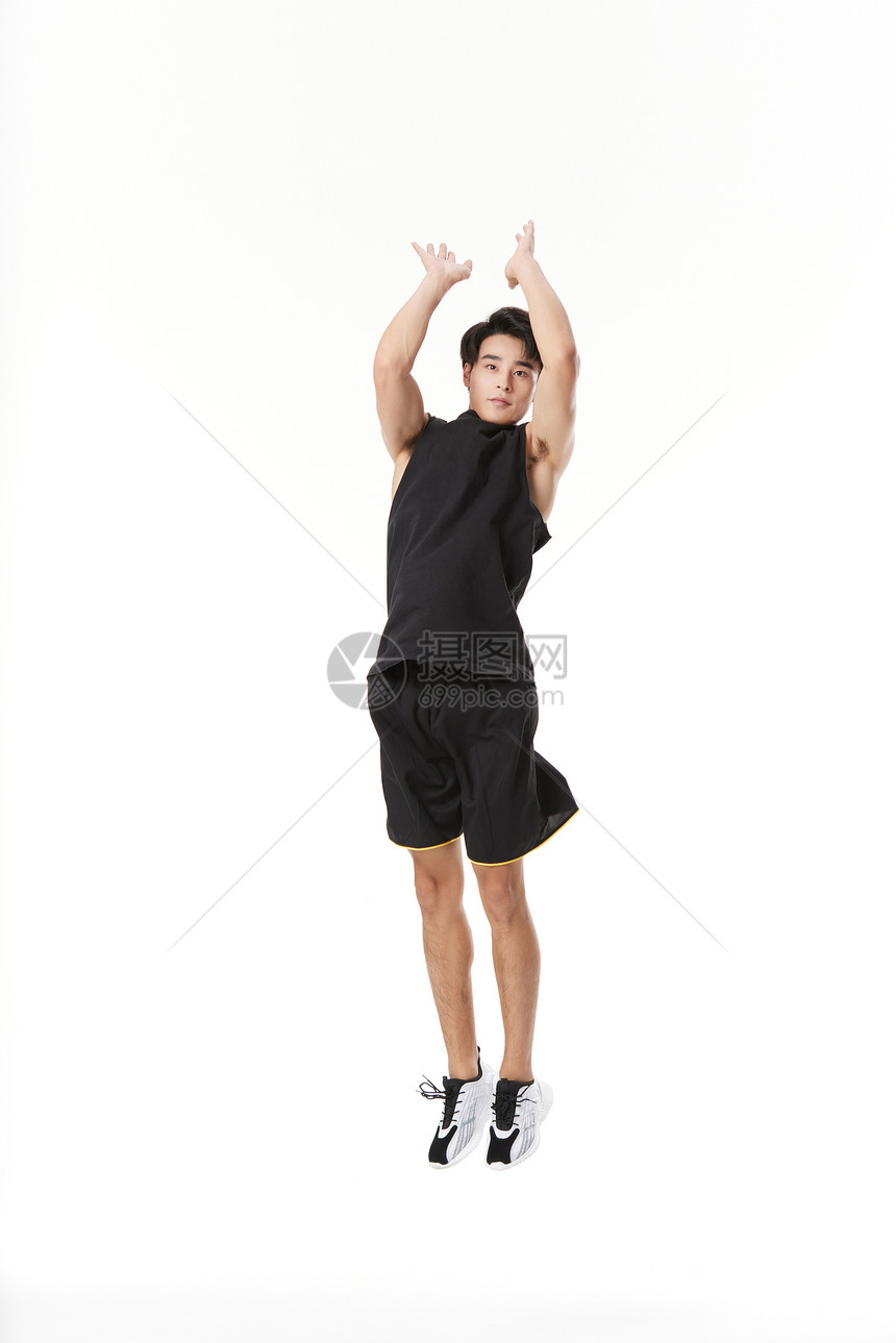 男生跳跃投篮球图片