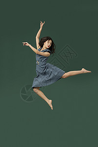 跳现代舞女孩女性舞蹈跳跃动作背景