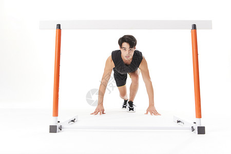 跨栏运动员起跑动作背景图片