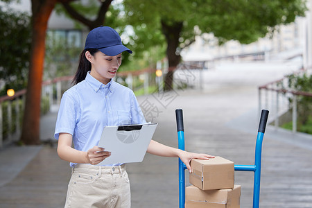 女快递员推货揽件派送图片