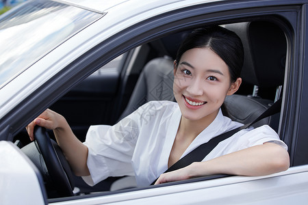 年轻女性驾车形象图片
