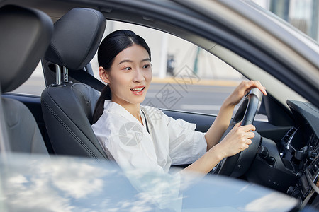 白天女性专车司机驾车背景图片
