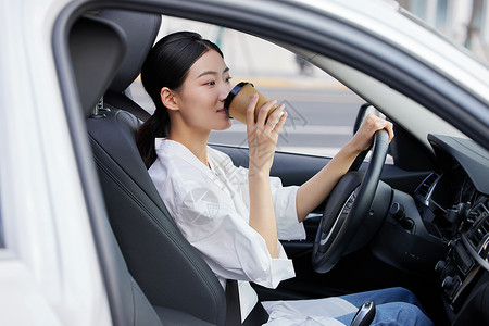 商务白领女性在车上喝咖啡图片
