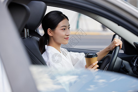 女开车白领女性在车上拿着咖啡背景
