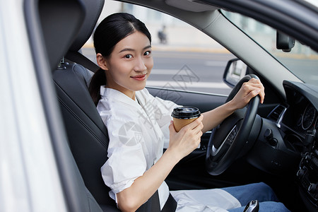 在开车的人商务白领女性在车上喝咖啡背景