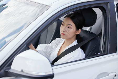 年轻白领女性上班驾车图片