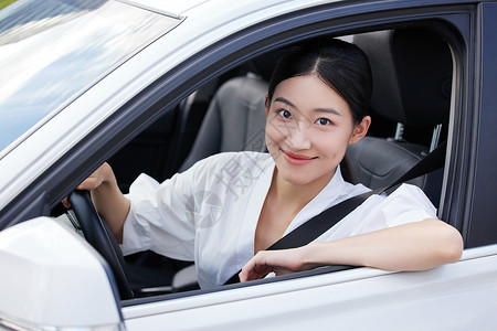 年轻白领女性驾车形象背景图片
