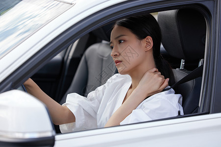 女性开车疲劳驾驶图片