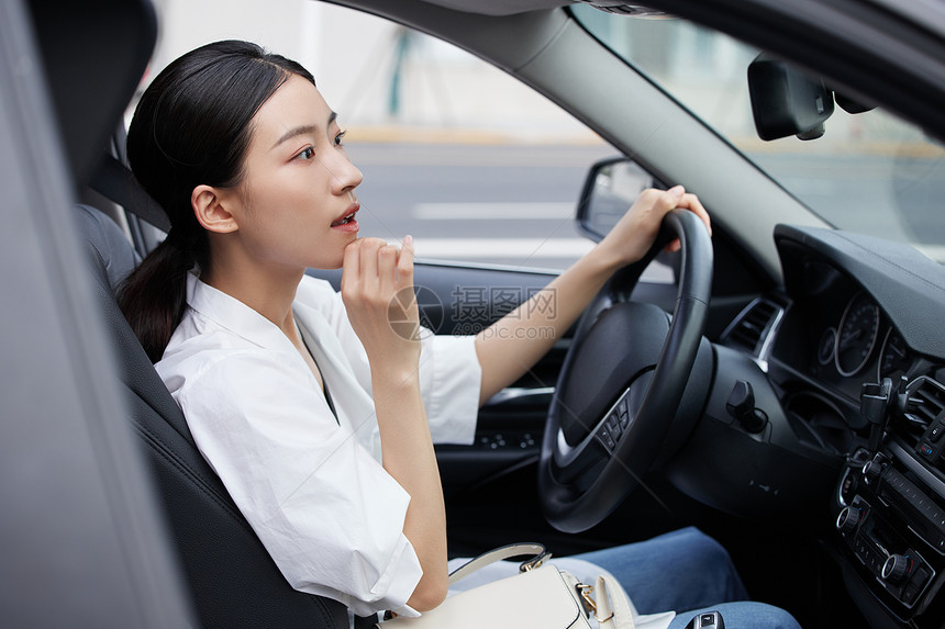 年轻女白领车内照镜子图片