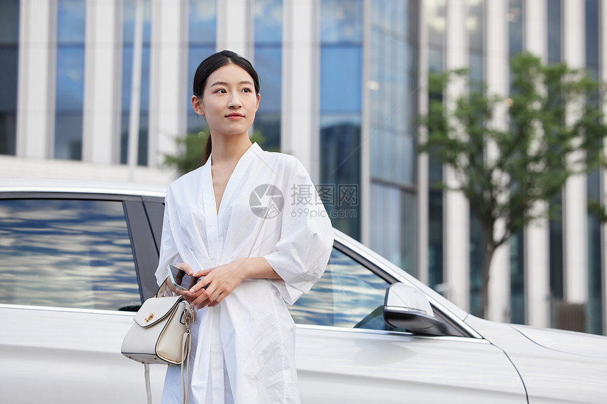 年轻女白领下车图片