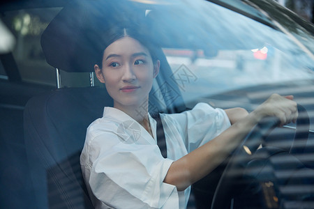 年轻白领女性驾车背景图片