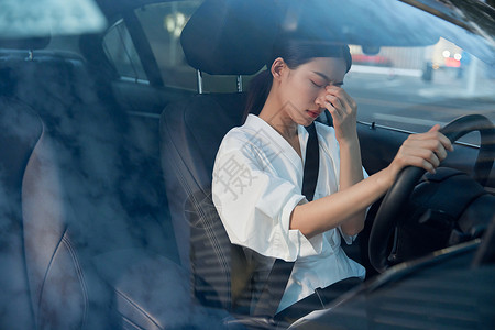 疲劳驾驶的女性司机高清图片