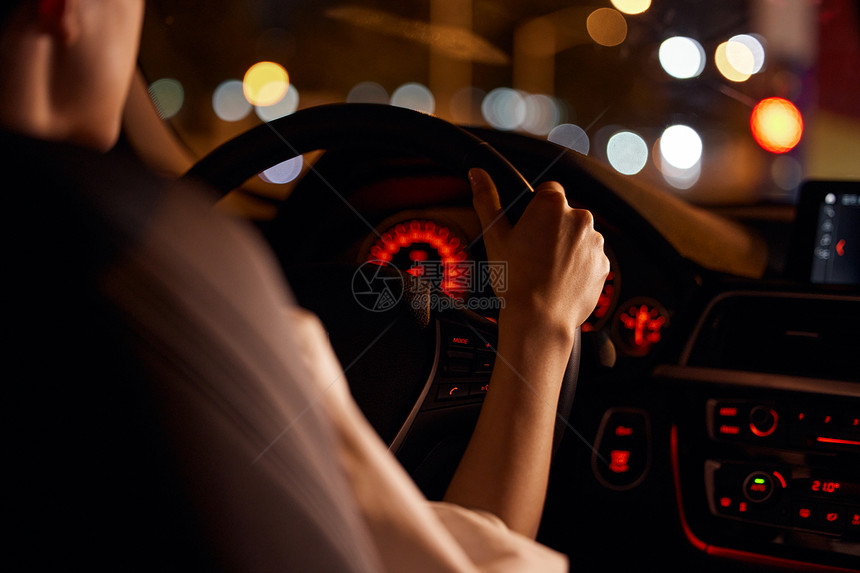 女性驾车手握方向盘特写图片