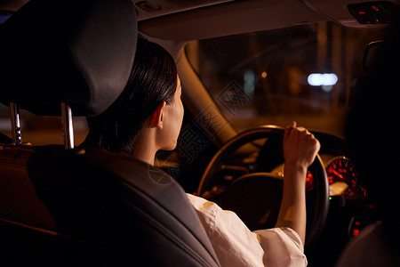女性驾车手握方向盘特写背景图片