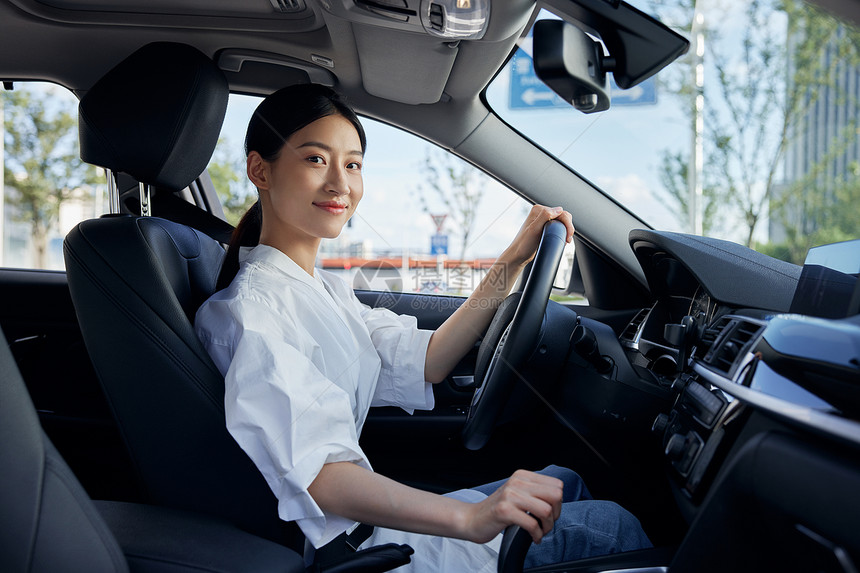 女性网约车司机驾车图片