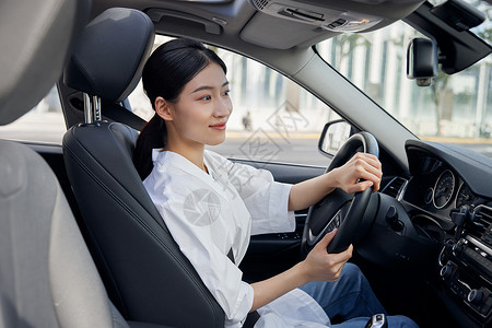 女性网约车司机驾车图片