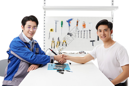 维修接待素材顾客和维修工人握手背景
