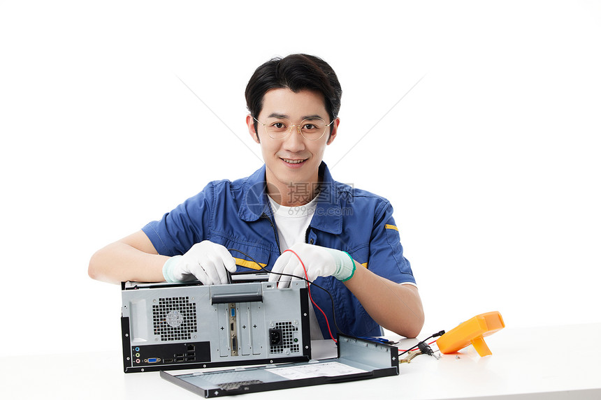 年轻的维修工修理电脑图片