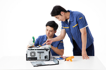 革命前辈指导年轻的维修工修理电脑背景