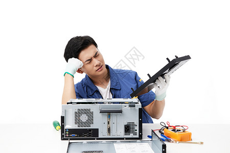 年轻的维修工在修电脑时遇到难题图片