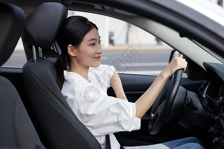 驾驶座位年轻女性白领驾车背景