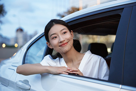 汽车微笑白领女性乘坐专车背景