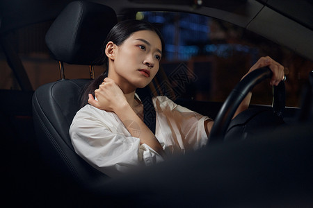 女性夜晚开车疲劳驾驶高清图片