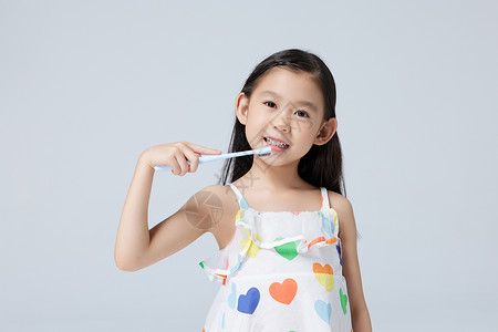 可爱小女孩用牙刷刷牙背景图片