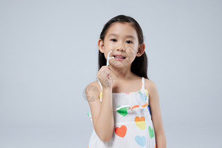 可爱儿童小女孩拿牙线棒 图片