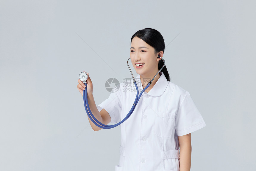 女性护士拿听诊器图片