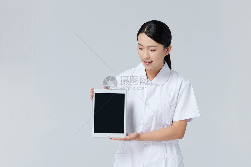 青年女护士拿平板电脑图片