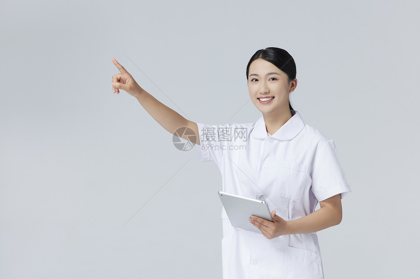 青年女护士拿平板电脑图片