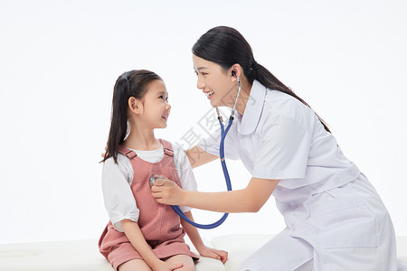 女医生戴听诊器给小女孩检查身体图片