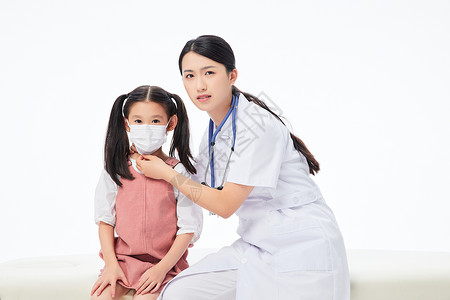 女医生为儿童小女孩戴口罩图片