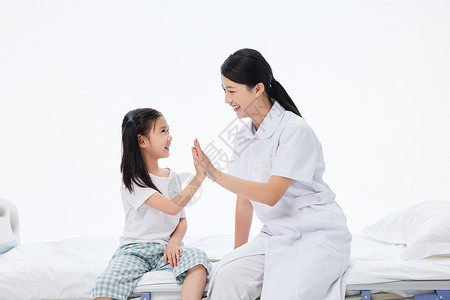 儿科护士素材女护士和儿童小女孩击掌背景
